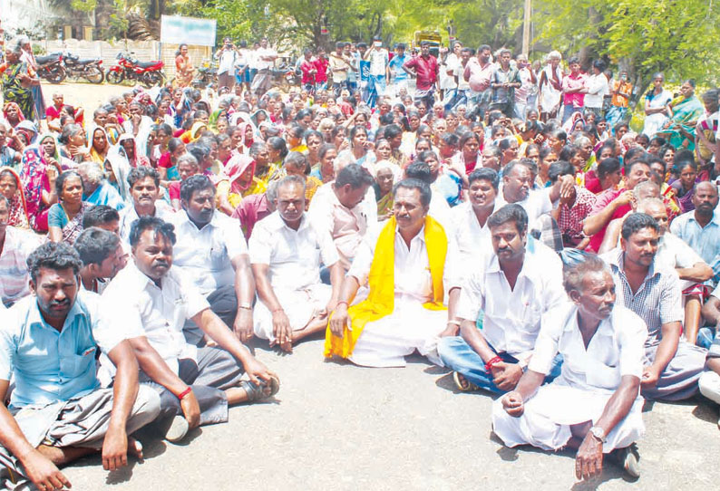 கூத்தாநல்லூர் அருகே மதுக்கடையை அகற்றக்கோரி பொதுமக்கள் சாலை மறியல்