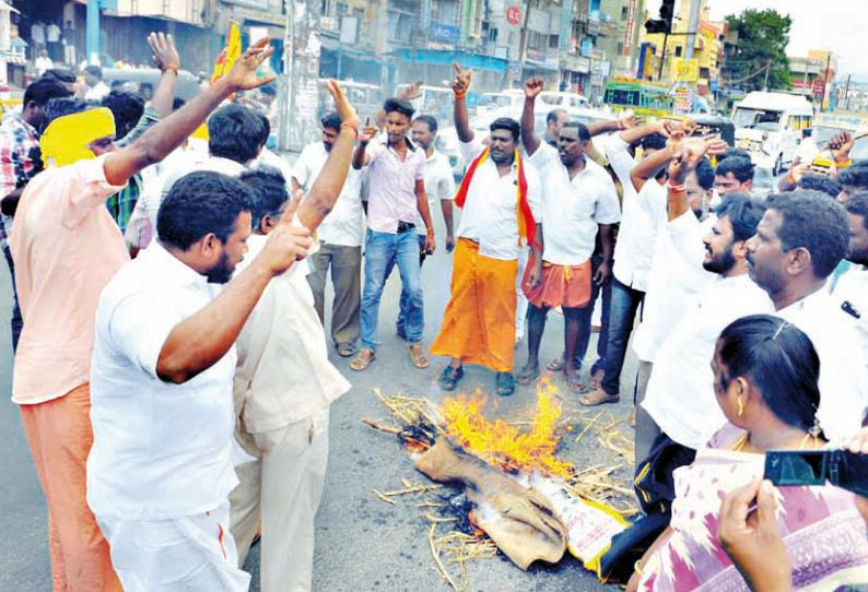 அமைச்சர் வளர்மதியை கண்டித்து தென்னிந்திய பார்வர்டு பிளாக் கட்சியினர் சாலை மறியல்