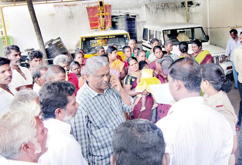 அடிப்படை வசதிகள் செய்து தரக்கோரி நகராட்சி அலுவலகத்தை பொதுமக்கள் முற்றுகை