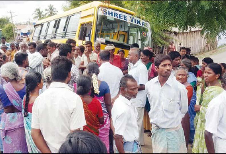 நம்பியூரில் ரோட்டோர பள்ளத்தில் பள்ளிக்கூட வேன் இறங்கியது