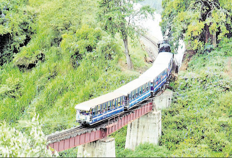 110 அடி உயர பாலத்தில் நின்ற ஊட்டி மலைரெயில் சுற்றுலா பயணிகள் பீதி