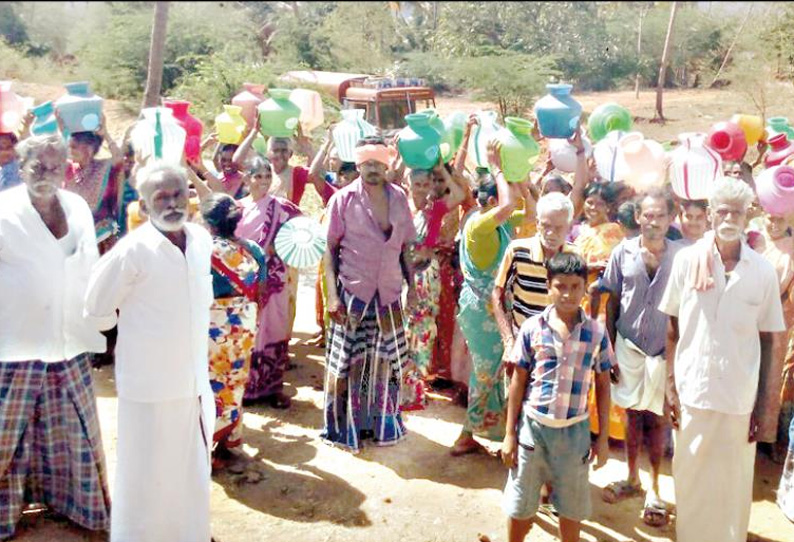 ஆழ்துளை கிணறு அமைக்கும் பணியை நிறுத்தியதால் போர்வெல் லாரிகளை சிறைபிடித்த கிராம மக்கள்