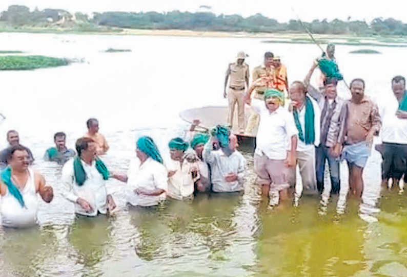 தமிழகத்துக்கு காவிரியில் தண்ணீர் திறப்பு எதிர்ப்பு தெரிவித்து ஆற்றில் இறங்கி போராட்டம்