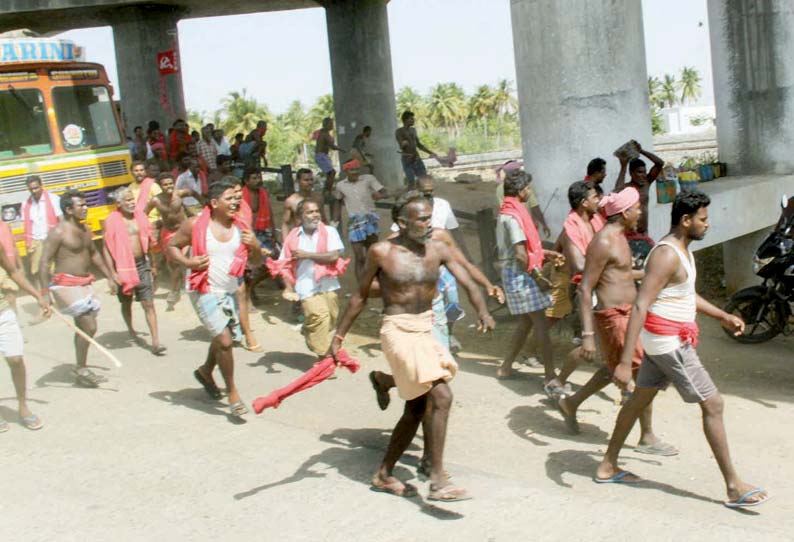 ரெயில்நிலையத்தில் சுமைதூக்கும் தொழிலாளர்கள் மோதல்; 16 பேர் காயம்