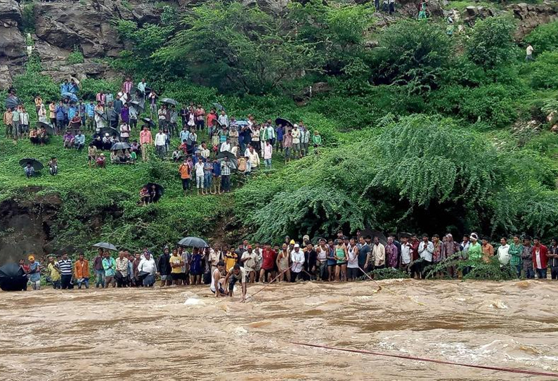 குஜராத்தில் வெள்ளம்: 25 ஆயிரம் பேர் பாதுகாப்பான இடங்களுக்கு மாற்றம்