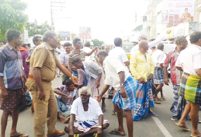 மூடப்பட்ட மதுக்கடையை மீண்டும் திறக்கக்கோரி குடிமகன்கள் சாலை மறியல்