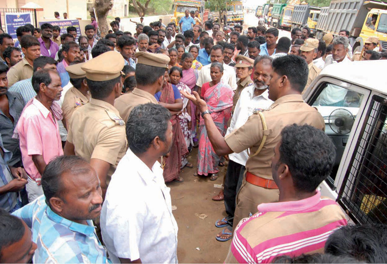 மணல் குவாரியை டிராக்டர் உரிமையாளர்கள் முற்றுகை