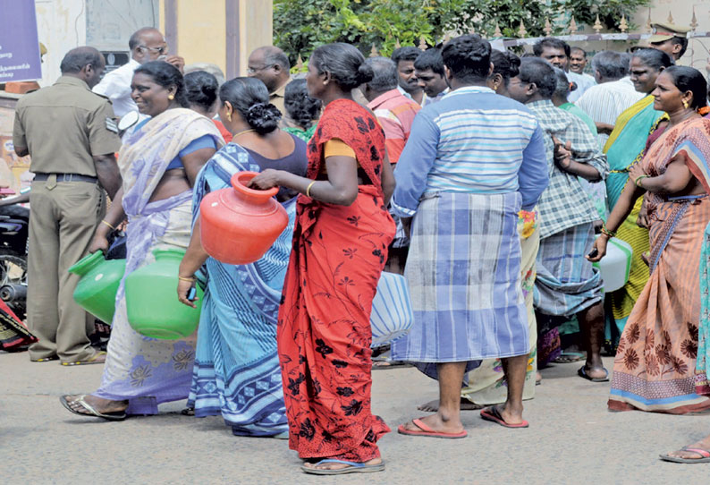 திருப்பத்தூர் பகுதியில் குடிநீர் கேட்டு காலிக்குடங்களுடன் பொதுமக்கள் முற்றுகை