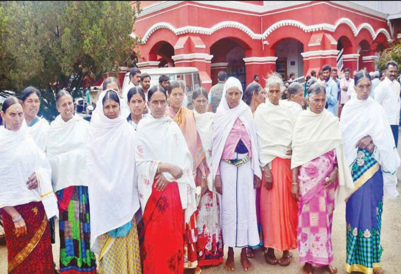 கலெக்டர் அலுவலகத்தில் குறைதீர்க்கும் கூட்டம்: குடிநீர் தட்டுப்பாட்டை போக்க கோரி பெண்கள் மனு