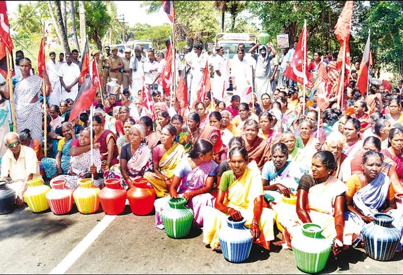 குடிநீர் வழங்கக்கோரி கிராம மக்கள் சாலை மறியல் போக்குவரத்து பாதிப்பு