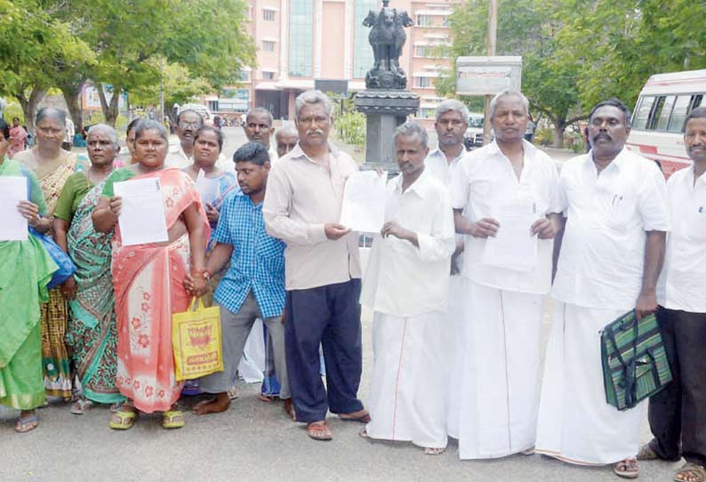 சாலையோர வியாபார தொழிலாளர்களின் வாழ்வாதாரத்தை பாதுகாக்க வேண்டும் கலெக்டரிடம் மனு