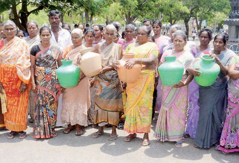 கலெக்டர் அலுவலகத்துக்கு காலிக்குடங்களுடன் வந்த பொதுமக்கள் குடிநீர் பிரச்சினையை தீர்க்க கோரிக்கை