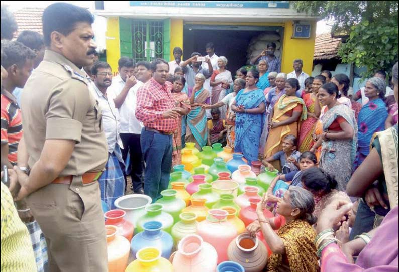 குடிநீர் கேட்டு காலிக்குடங்களுடன் பெண்கள் சாலைமறியல் போக்குவரத்து பாதிப்பு