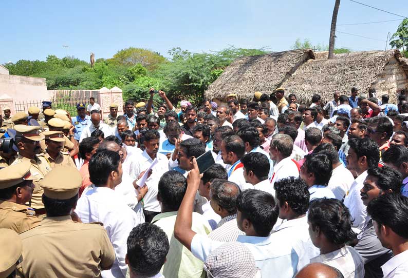 பணிகுறைப்பு நடவடிக்கைக்கு எதிர்ப்பு தெரிவித்து என்.எல்.சி. ஒப்பந்த தொழிலாளர்கள் ஆர்ப்பாட்டம்