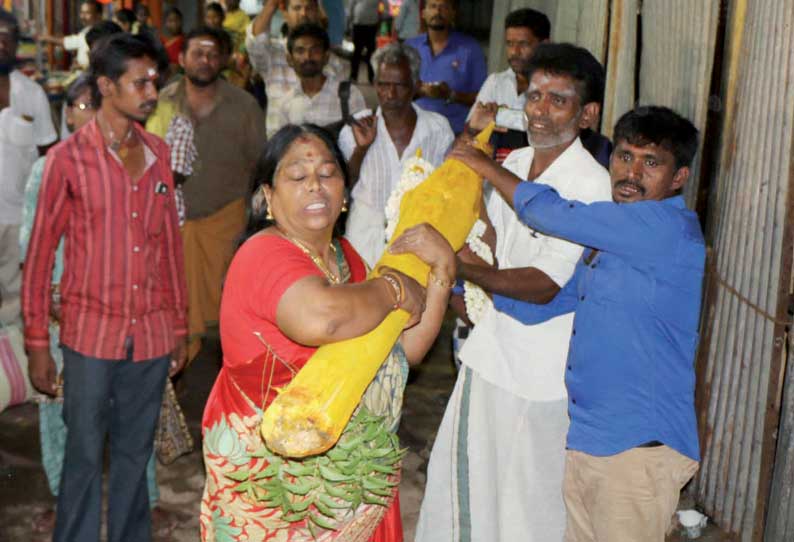 சேலம் கோட்டை மாரியம்மன் கோவிலில் கம்பத்துடன் வந்து சாமியாடிய பெண்ணால் பரபரப்பு