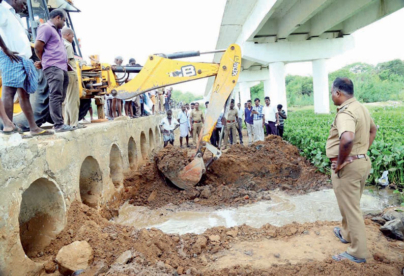 முக்காணி சுற்றுவட்டார பகுதி மக்கள் புகார் எதிரொலியாக ஏரல் தரைமட்ட பாலத்தில் மணல் அடைப்பு அகற்றம்