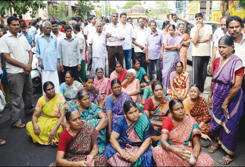 ஈரோடு ரங்கம்பாளையம் பகுதியில் உள்ள தனியார் குடோனை மூடக்கோரி பொதுமக்கள் சாலை மறியல் போராட்டம்