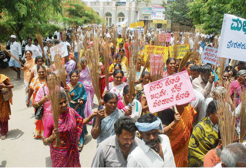 காவிரியில் தமிழகத்திற்கு தண்ணீர் திறந்து விடுவதை நிறுத்த கோரி மண்டியாவில் விவசாயிகள் அரைக்கால் சட்டை அணிந்து ஊர்வலம்