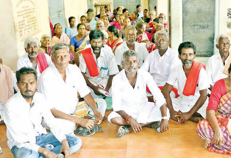 ஊராட்சி ஒன்றிய அலுவலகத்தில் விவசாய தொழிலாளர்கள் காத்திருப்பு போராட்டம்