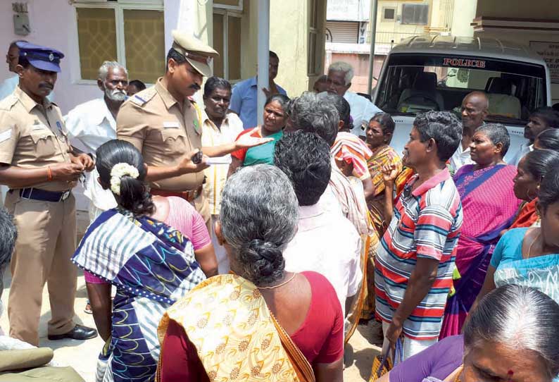 தார்சாலை அமைக்க விடாமல் தடுப்பவர்கள் மீது நடவடிக்கை எடுக்க வேண்டும் பொதுமக்கள் மனு