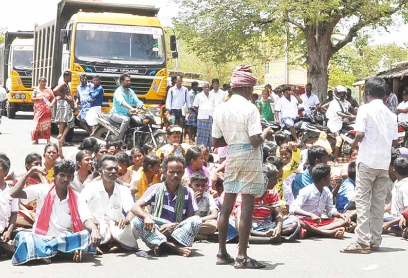 மதுபானக்கடையை அகற்றக்கோரி பொதுமக்கள் சாலை மறியல் போக்குவரத்து பாதிப்பு