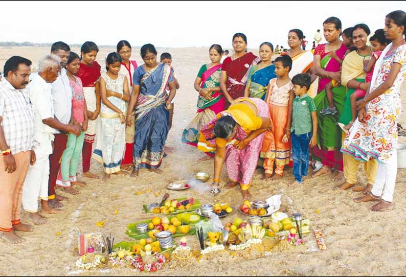 காவிரி ஆற்றில் தண்ணீர் இல்லாததால் ஆடிப்பெருக்கு விழா களையிழந்தது