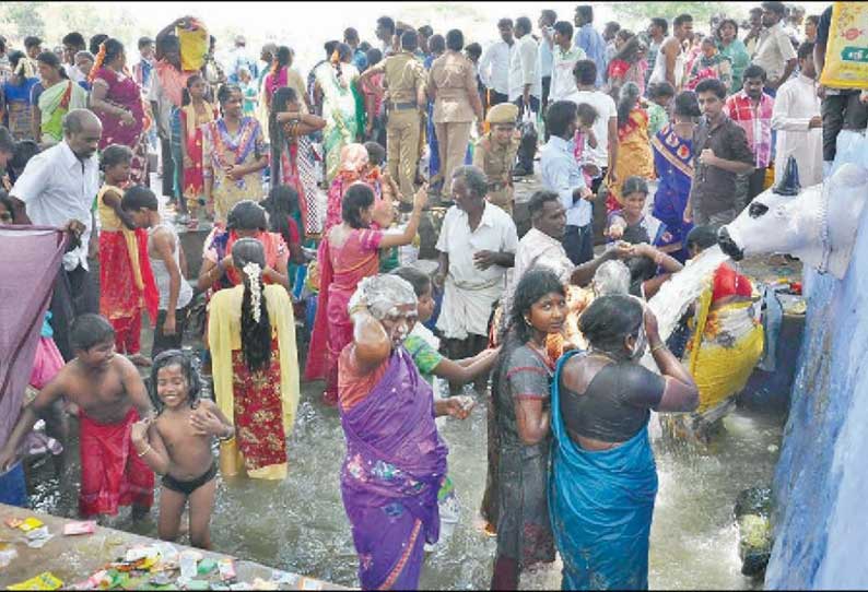 ஆடிப்பெருக்கு விழா: கிருஷ்ணகிரி அணையில் பொதுமக்கள் குவிந்தனர்