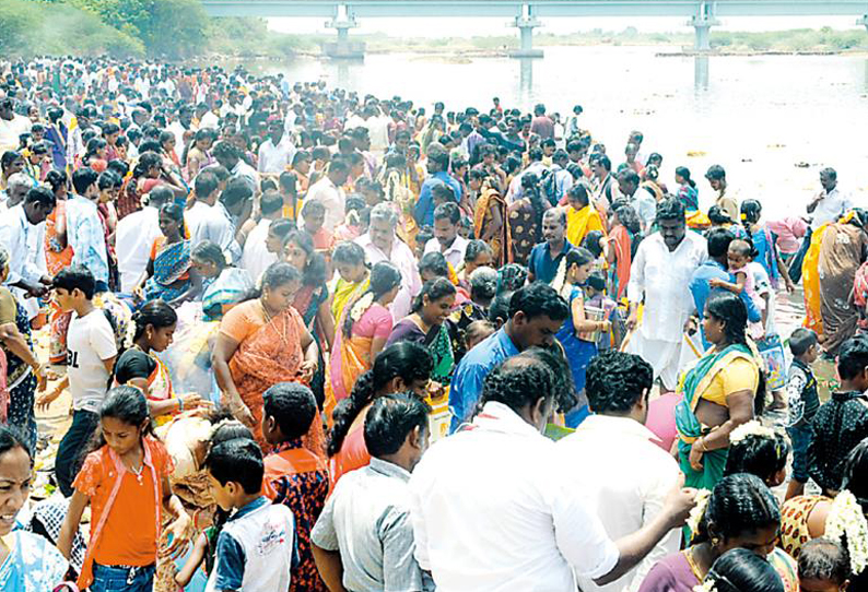 சிதம்பரம் கொள்ளிடம் ஆற்றில் ஆடிப்பெருக்கு விழா கொண்டாட்டம்