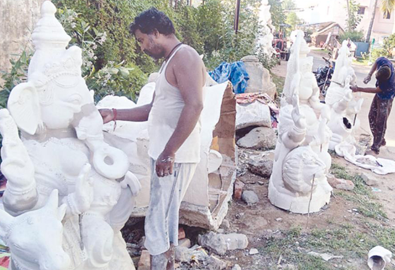 சதுர்த்தியை முன்னிட்டு விநாயகர் சிலைகள் தயாரிக்கும் பணி மும்முரம்