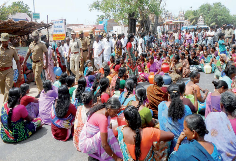 குடிநீர் கேட்டு முக்காணியில் பொதுமக்கள் சாலைமறியல் ஏரலில் தரைமட்ட பாலத்தின் அடியில் மணலை அகற்ற எதிர்ப்பு