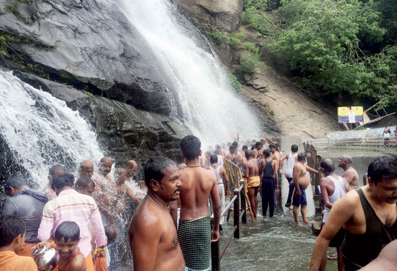 குற்றால அருவிகளில் ஆர்ப்பரித்து கொட்டும் தண்ணீர் சுற்றுலா பயணிகள் உற்சாக குளியல்