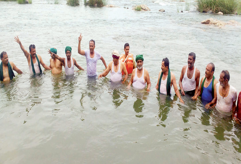 தமிழகத்திற்கு தண்ணீர் திறப்பதை கண்டித்து காவிரி ஆற்றுக்குள் இறங்கி விவசாயிகள் போராட்டம்