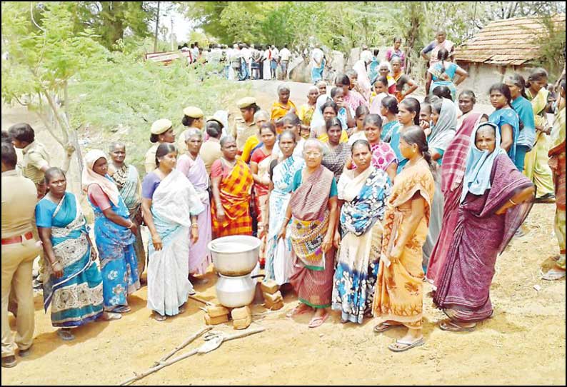 திருக்காட்டுப்பள்ளி அருகே டாஸ்மாக் கடையை மூடக்கோரி கிராமமக்கள் முற்றுகை போராட்டம்