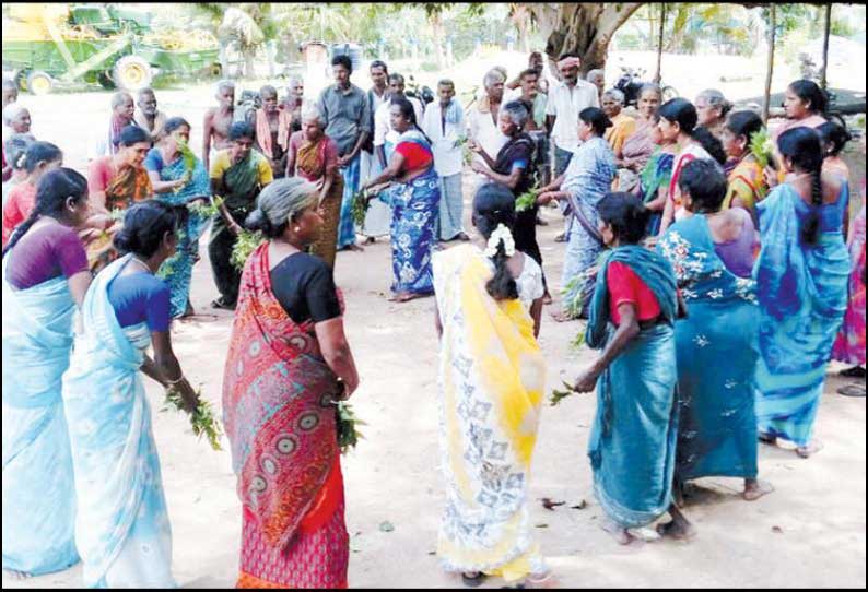 நெடுவாசலில் வேப்பிலையை கையில் ஏந்தி பொதுமக்கள் கும்மியடித்து போராட்டம்