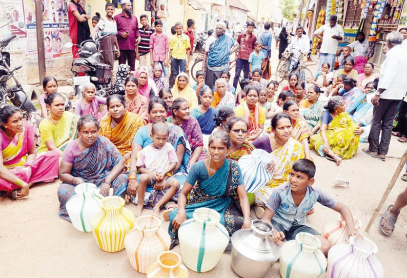 குடிநீர் சீராக வினியோகிக்க கோரி பொதுமக்கள் சாலை மறியல் போக்குவரத்து பாதிப்பு