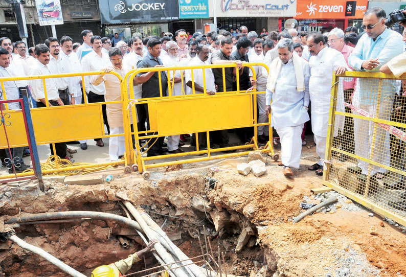 பெங்களூருவில் முதல்–மந்திரி சித்தராமையா நகர்வலம் அலட்சியமாக இருந்த என்ஜினீயர் பணி இடைநீக்கம்