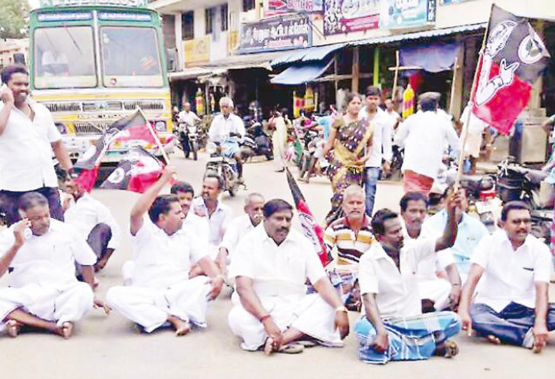 அ.தி.மு.க. வினர் (புரட்சித்தலைவி அம்மா) சாலை மறியல் போக்குவரத்து பாதிப்பு