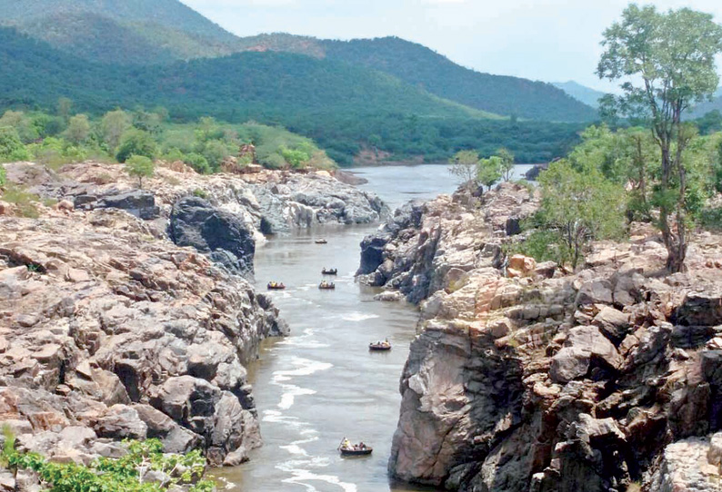 ஒகேனக்கல்லில் குவிந்த சுற்றுலா பயணிகள் பரிசல் சவாரி செய்து மகிழ்ந்தனர்