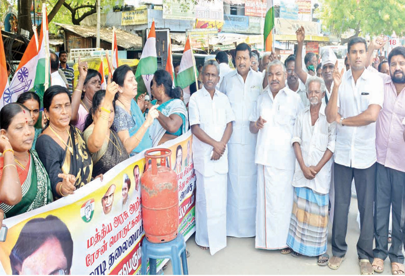 ஈரோட்டில் கியாஸ் சிலிண்டருடன் காங்கிரஸ் கட்சியினர் ஆர்ப்பாட்டம்