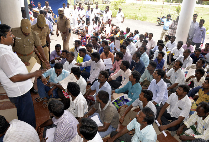 என்.எல்.சி.யில் வேலை கிடைக்காததால் சான்றிதழ்களை ஒப்படைக்க கலெக்டர் அலுவலகம் வந்த இளைஞர்கள்