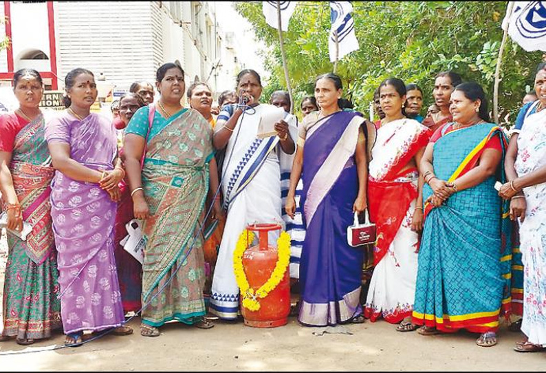 மானியத்தை ரத்து செய்யும் திட்டத்தை கைவிடக்கோரி சிலிண்டருக்கு மாலை அணிவித்து ஆர்ப்பாட்டம்