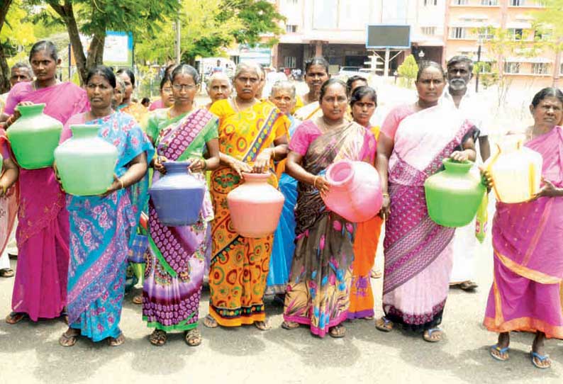 குடிநீர் பிரச்சினையை தீர்க்கக்கோரி காலிக்குடங்களுடன் திரண்டு வந்த பொதுமக்கள்