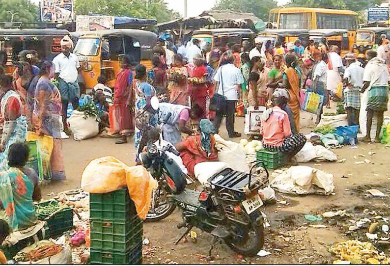 திருப்புவனத்தில் சாலையோரம் அமைக்கப்படும் வாரச்சந்தை கடைகளால் போக்குவரத்து நெருக்கடி