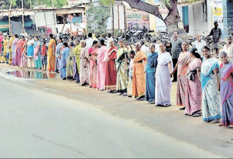 ஓ.பன்னீர்செல்வம் கிணற்றை ஊராட்சிக்கு வழங்கக்கோரி கிராம மக்கள் மனிதசங்கிலி போராட்டம்