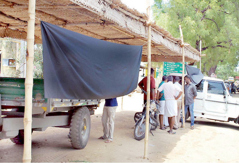 ஓ.பன்னீர்செல்வம் கிணற்றை ஊராட்சிக்கு வழங்கக்கோரி கிராம மக்கள் மனிதசங்கிலி போராட்டம் சாலையோரத்தில் கருப்புக்கொடி கட்டி எதிர்ப்பு