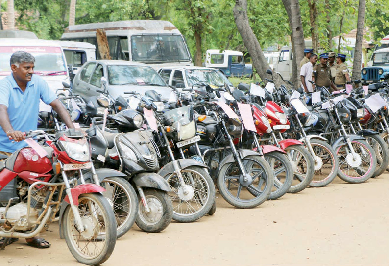 மதுவிலக்கு போலீசாரால் பறிமுதல் செய்யப்பட்ட 38 வாகனங்கள் ரூ.6¼ லட்சத்துக்கு ஏலம்