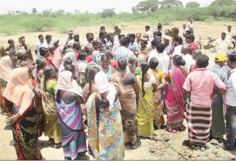 புதிதாக திறக்கப்பட்ட டாஸ்மாக் கடையை மூடக்கோரி பொதுமக்கள் சாலை மறியல்