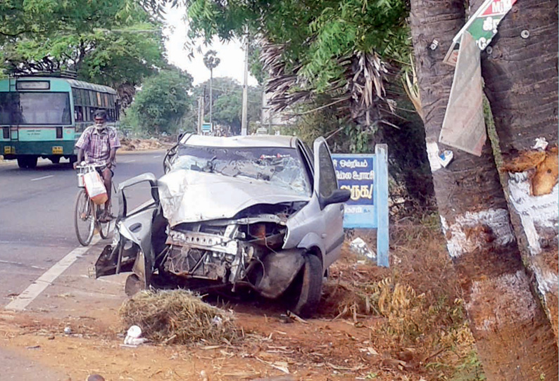 கடையநல்லூர் அருகே மரத்தில் கார் மோதி டிரைவர் பலி; 4 பேர் படுகாயம்