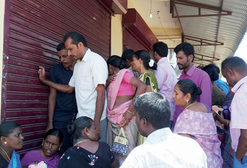 ஓட்டப்பிடாரம் அருகே மதுக்கடையை அகற்றக்கோரி 2–வது நாளாக பொதுமக்கள் முற்றுகை