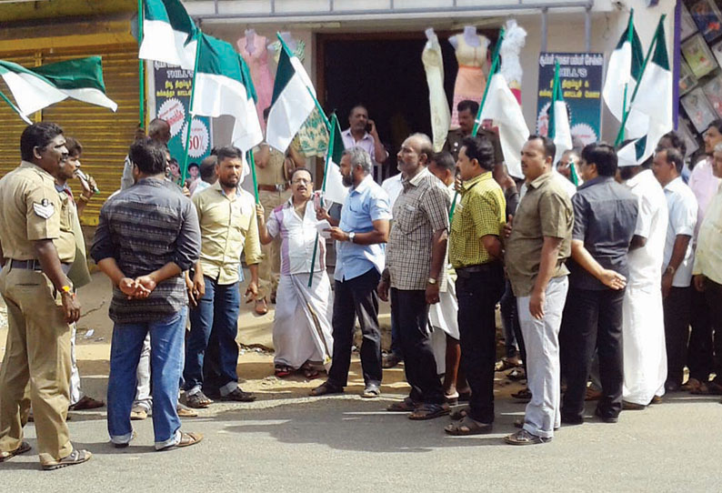 ஆடி தள்ளுபடி வியாபாரத்துக்கு மண்டபங்களை வாடகைக்கு விட எதிர்ப்பு: வியாபாரிகள் திடீர் போராட்டம்